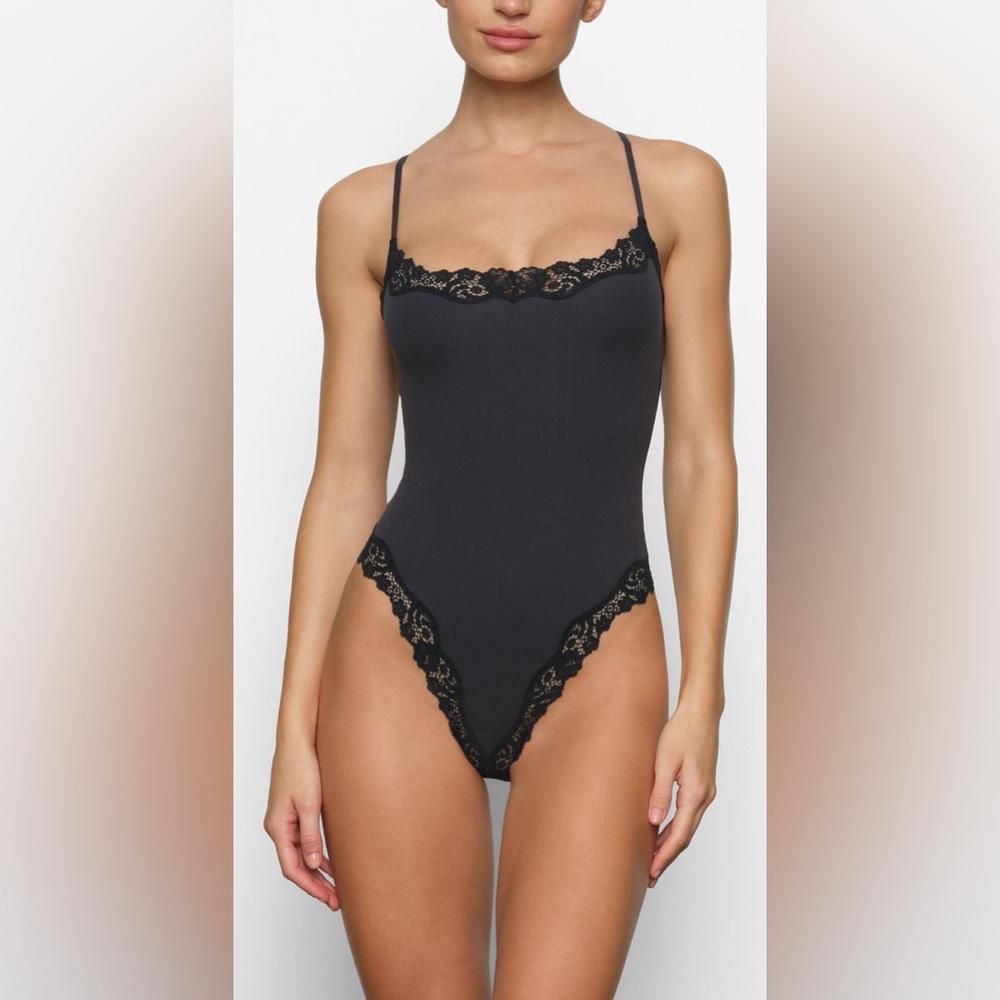 SKIMS Fits Everybody Lace Cami Bodysuit Onyx NWT Medium